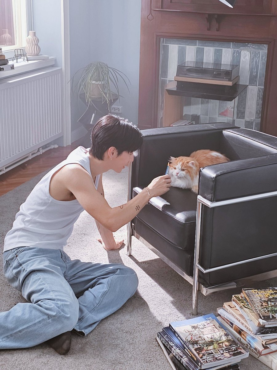 BeautyMouthsy's tweet image. ขอแชร์ความรู้สึกที่ได้พาลูกแมวไปทำงานกับซุปตาร์ระดับโลกอย่าง #MarkTuan นะทุกคน ตอนทีมงานติดต่อมาขอน้องโซดา แมวบริทิชสีส้มของเราถ่ายโฆษณา  เจ๊เกร็งมากเพราะโซดาตื่นคน  เลยพารามูเนะ กับเกนกิ น้องแมวไซบีเรียนสีขาวไปด้วย เรากังวลมากว่าจะทำตัวยังไง 
#The1xMarkTuan