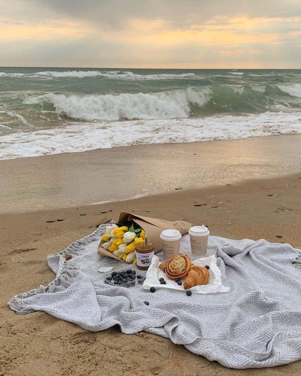 artindetails's tweet image. the smell of the ocean.