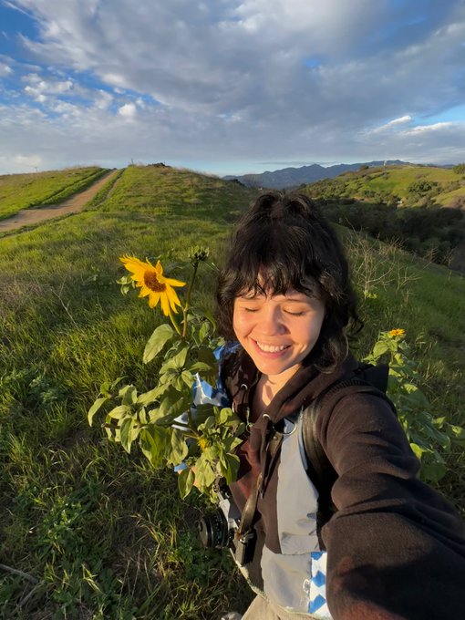 can you guess how tall me and this flower are https://t.co/v2m1mKMhCg