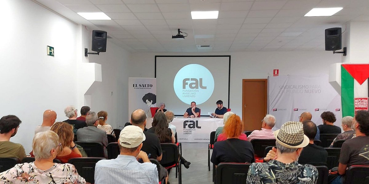 Hoy hemos estado en la <a href="/FAnselmoLorenzo/">FAL</a> presentando el "Contigo Empezó Todo" de Eduardo Pérez. Qué buen libro y qué buena gente acompañado. Mención para Mirada de Mujer, la ilustradora y <a href="/ZazoGil/">Daniel Zazo Gil🔻</a>, al que he desvirtualizado.
"Porque la vida es mucho mas que esquivar a la muerte"