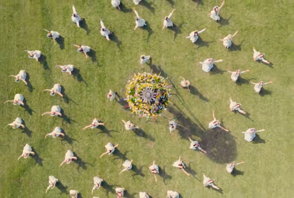 KSGUpdates's tweet photo. midsommar (2019) // cosmic (2024)

COSMIC MV Teaser
#RV_CosmicD2
#슬기 #SEULGI @RVsmtown https://t.co/X5yUedGpo5