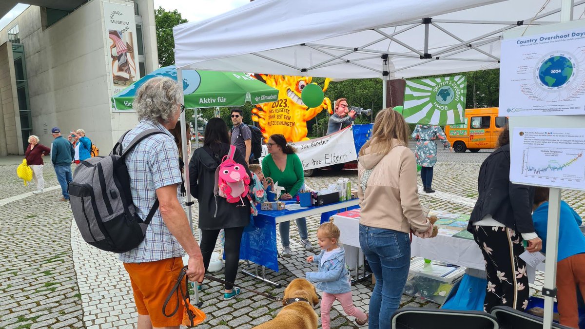 P4FBonn's tweet photo. 💚‼️Heute und Morgen! Museumsmeilenfest in #Bonn! Wer es gestern nicht geschafft hat trifft uns morgen! Für Infos, Gespräche, Ideenaustausch und Pläneschmieden - für unsere Kinder, unser #Bonn unsere Welt! #Parents4Future #KlimaschutzIstMenschenschutz https://t.co/J5pv6fzguR