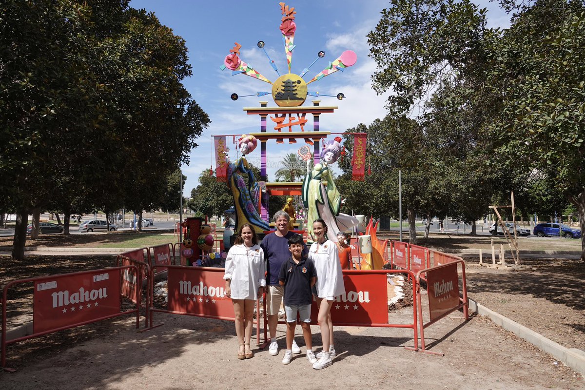 FallaCTarancon's tweet image. La nostra Falla gaudint per primera vegada de les Fogueres d'Alacant