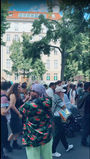 datawrangler2's tweet photo. 🍉+++ALERT+++NEWS+++
.
Selbst die Journos haben sich heute bunt angezogen. Gar nicht mal so unklug um ungestört Bilder zu schießen.
Prenzelbergerinnen flüchten auf Büegersteig.
Ab Rosi wirds interessant
#PrenzlauerBerg #Demonstration #Berlin #b2206 #Demo #Festnahmen #Mitte #PBerg https://t.co/Wn0Sy9ExFt