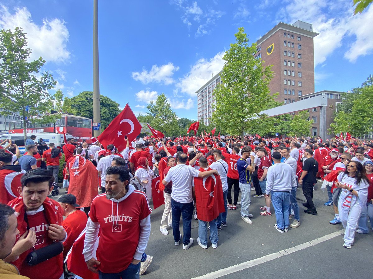 orhankemalerk's tweet photo. Türkiye-Portekiz maçı için stada gidecek taraftarlar toplanmaya devam ediyor. Polis meşale yakılmaması konusunda sık sık uyarıyor…
#EURO2024 #TURPOR https://t.co/Ld1CgTldCQ