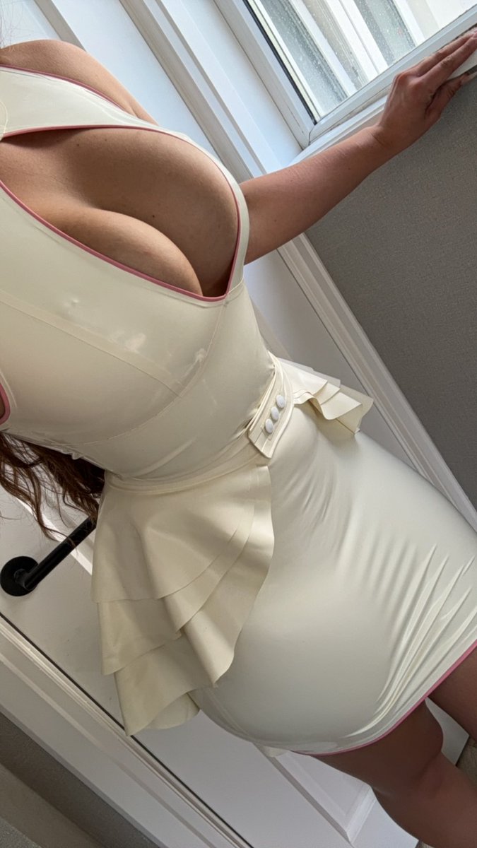 Look at these boobs😏