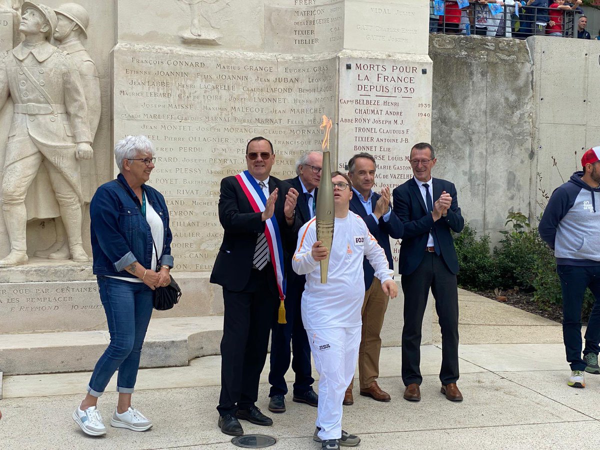tl7loire's tweet image. Moment historique à #Montbrison ! La #Flamme de @Paris2024 est arrivé dans le jardin d’Allard.