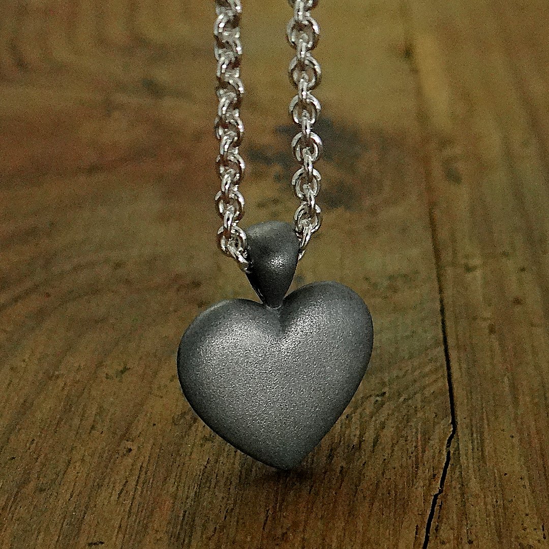 DavidJonns's tweet photo. Sterling silver dusted pebble heart
#silver #jewelry #jewellery #crafts #handmadejewelry #handmade #giftideas #gifts #jewelryaddict #jewelrymaking #heart https://t.co/MqiNLRM6qJ