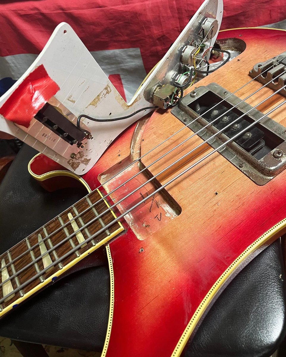jeff_orange's tweet image. ベースののピックアップ調整しようと思ってネジ回したら中に落ちちゃったからピックガード外したら配線が引っ張られて外れてしまったので半田付けしなきゃいけなくなっちゃった。こういうとこ雑なんだよなぁ自分。1982年製Greco RB700いい音します(￣◇￣)  #grecobass #grecorb700 #rickenbacker