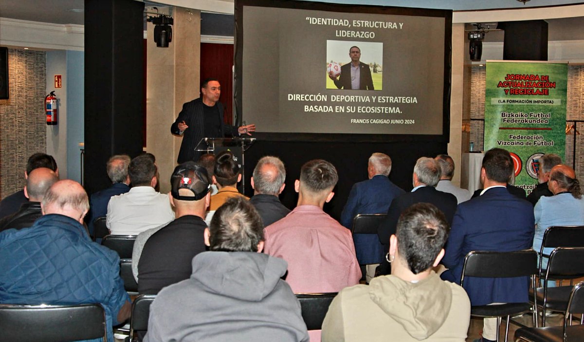 ⚽️ Comité Vizcaíno de Entrenadores de Fútbol ⚽️ (@entrenadoresbiz) on Twitter photo Dentro del '64 Día del Entrenador', arranca la conferencia de Francis Cagigao, Secretario Técnico y Jefe de Estrategia Global del <a href="/GalatasaraySK/">Galatasaray SK</a> tras la presentación del presidente del <a href="/EntrenadoresBiz/">⚽️ Comité Vizcaíno de Entrenadores de Fútbol ⚽️</a> , Félix García Marañón. Dentro del '64 Día del Entrenador', arranca la conferencia de Francis Cagigao, Secretario Técnico y Jefe de Estrategia Global del <a href="/GalatasaraySK/">Galatasaray SK</a> tras la presentación del presidente del <a href="/EntrenadoresBiz/">⚽️ Comité Vizcaíno de Entrenadores de Fútbol ⚽️</a> , Félix García Marañón.