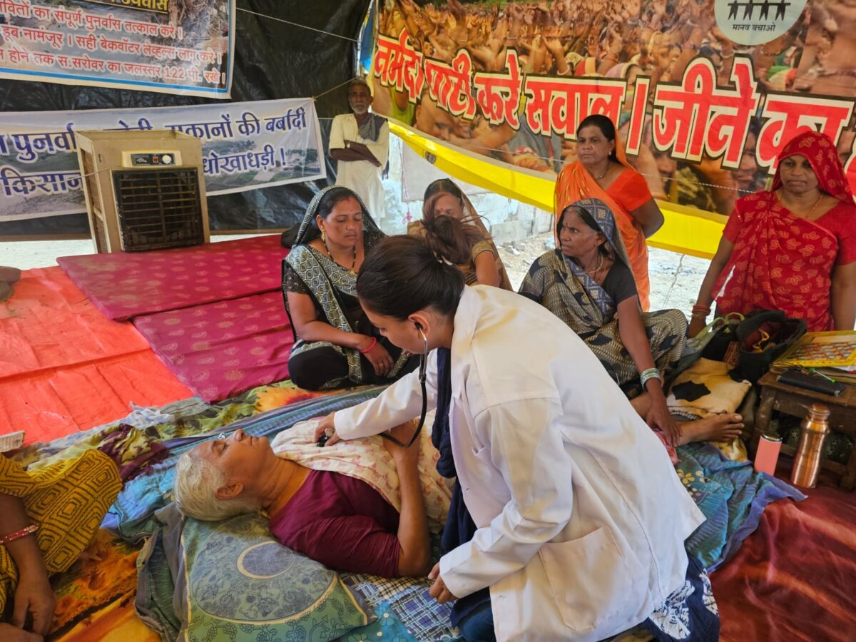मयंक Mayank میانک (@_mayanksaxena) on Twitter photo मुझे किसी भी और अनशन से ज़्यादा मेधा पाटकर के अनशन की फ़िक्र है..
(संस्मरण, साथ और संवाद)
मुंबई में वो 8 अगस्त 2022 की सुबह थी, जगह थी अगस्त क्रांति मैदान। हम (सामाजिक कार्यकर्ता हिमांशु कुमार, <a href="/TusharG/">🍉Tushar GANDHI🇵🇸 Manavta Meri Jaat</a> , किसान नेता डॉ. सुनीलम, कांग्रेस नेता दिग्विजय सिंह और मैं...) हम गिरगांव मुझे किसी भी और अनशन से ज़्यादा मेधा पाटकर के अनशन की फ़िक्र है..
(संस्मरण, साथ और संवाद)
मुंबई में वो 8 अगस्त 2022 की सुबह थी, जगह थी अगस्त क्रांति मैदान। हम (सामाजिक कार्यकर्ता हिमांशु कुमार, <a href="/TusharG/">🍉Tushar GANDHI🇵🇸 Manavta Meri Jaat</a> , किसान नेता डॉ. सुनीलम, कांग्रेस नेता दिग्विजय सिंह और मैं...) हम गिरगांव