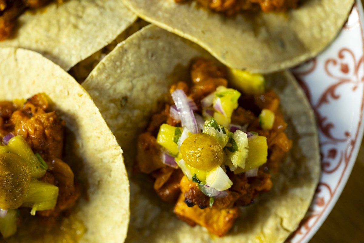 Vegicano2017's tweet photo. Tacos al pastor veganos 🔥 ¿Te atreves? 

Ven a probar nuestros platillos vegicanos 🌵en el Mercado de Tirso de Molina, en Puerta del Ángel. 

Reservas en el  604 23 40 72.

#Vegicano
#veggietacos #MercadoTirsodeMolina #vegetarianodiferente 

Foto de @lourdesbalduquefotografa ❤️ https://t.co/PAaAzVbiHg