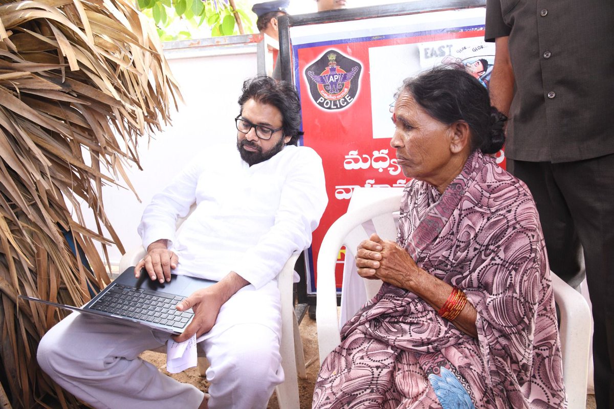 bigtvtelugu's tweet photo. రోడ్డుపైనే పవన్ ‘ప్రజాదర్బార్’

అసెంబ్లీ నుంచి తిరిగి మంగళగిరి పార్టీ ఆఫీసుకొచ్చిన డిప్యూటీ సీఎం పవన్ కల్యాణ్‌ని కలిసేందుకు వచ్చిన ప్రజలు. కాన్వాయి ఆపి ఆఫీస్ ముందు కుర్చీలు వేసుకొని బాధితులతో మాట్లాడి.. వాళ్ల అర్జీలు తీసుకున్న పవన్ కల్యాణ్. సమస్యలపై అప్పటికప్పుడు అధికారులతో మాట్లాడిన డిప్యూటీ సీఎం.

Follow @bigtvtelugu for more updates

#AndhraPradesh #APnews #Janasena #Pawankalyan #Newsupdates #bigtvlive @JanaSenaParty @PawanKalyan