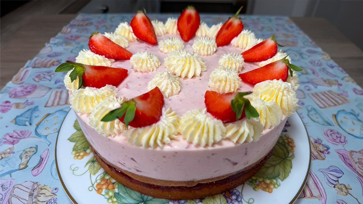 lordishfood's tweet image. 🍰✨ Потрясающий йогуртовый торт с клубникой! Легкий, нежный и невероятно вкусный. Полное видео на Ютубе: youtu.be/nXz5s6qrbCg. Ссылка на канал в профиле! #ЙогуртовыйТорт #ДомашняяВыпечка #КаналВкуснойЕды #LordishFood