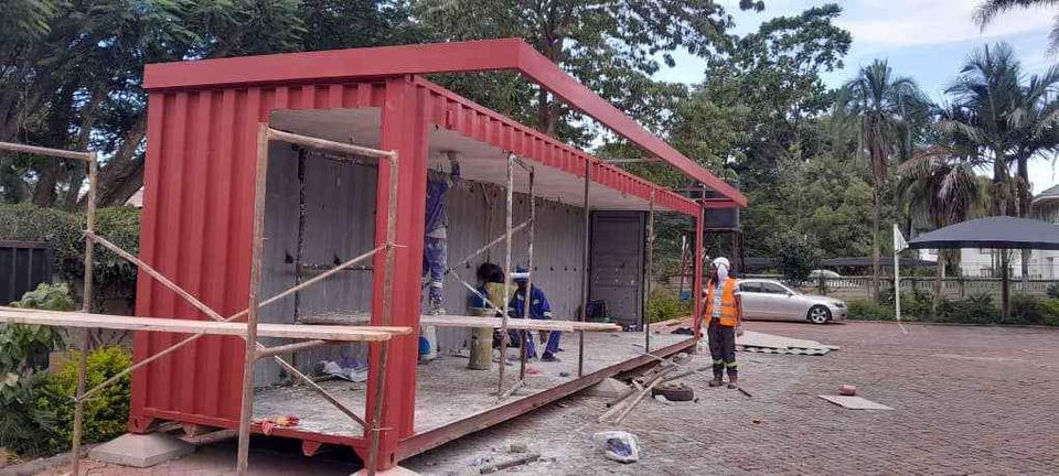 zimpricecheck's tweet image. Containers are a game-changer, especially in the informal sector, allowing businesses to set up quickly anywhere. Bakers Inn has over 100 in use, and tuckshops are catching on too!  40ft containers are going for US$2600 &amp;amp; 40ft containers are going for US$3250 #InformalSector