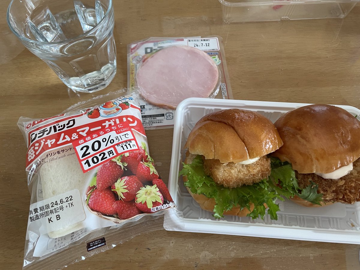 moi72849448's tweet photo. 今日のごはん

朝　　レモン水、水、ハム、
　　　サンドイッチ、ランチパック
昼　　お茶、おにぎり
間食　スポドリ
夜　　トマトジュー酢

#プチダイエット https://t.co/99FUrA9hRK