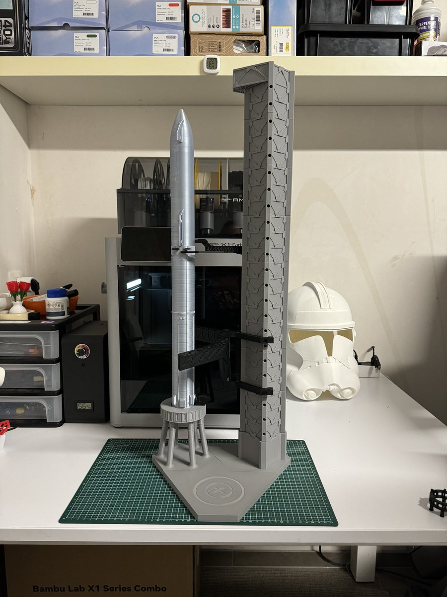 Newest print done for my <a href="/SpaceX/">SpaceX</a> fanboy son @HufkensArthur 🚀 with the new Bambu Lab X1. 

Here are the source files from <a href="/_AstroGuy_/">Nick B 📸🚀</a> thingiverse.com/thing:5181393
