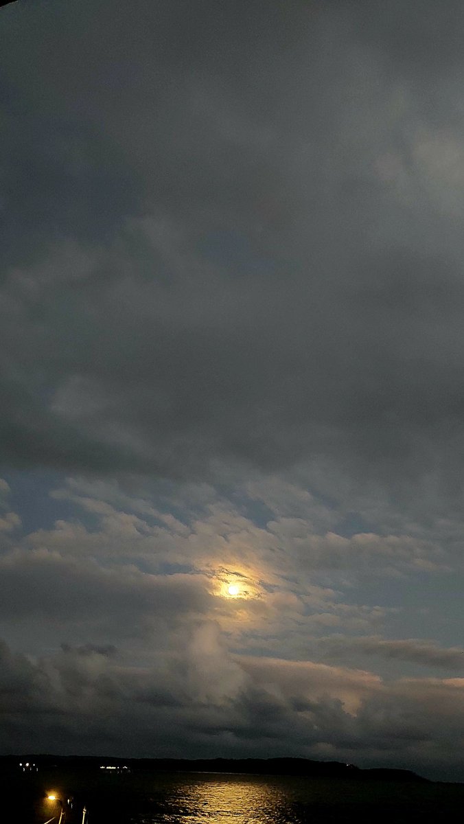 Carolonline's tweet photo. 7.40 a.m. #Cocholgue #Tomé. La luna lo ilumina todo. #22junio24 https://t.co/OOH175Uu44