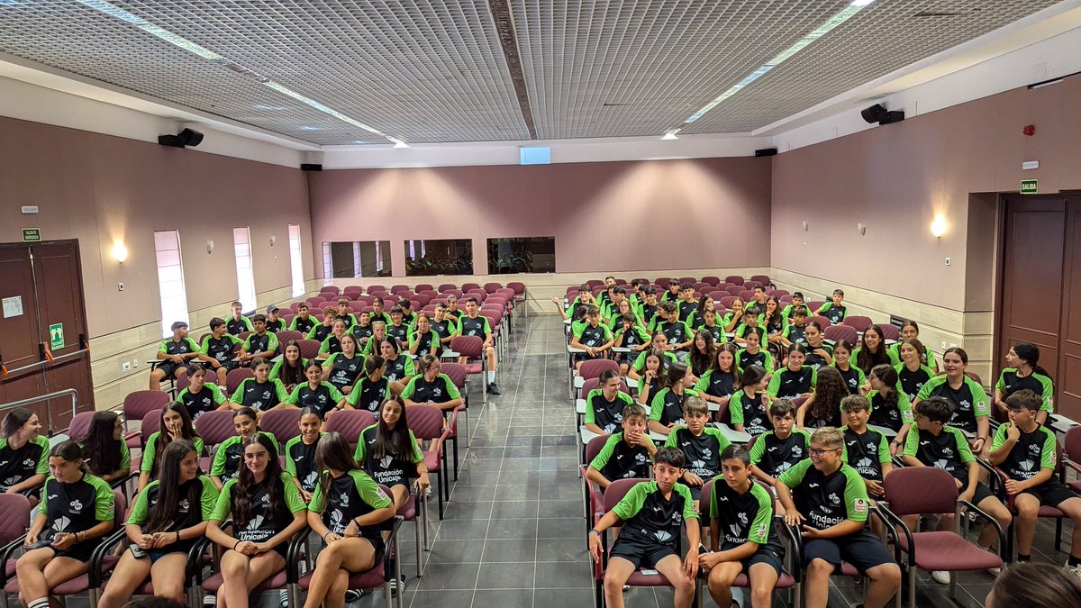 En la presentación del #Campus de la <a href="/FAndaluzaBM/">Federación Andaluza de Balonmano</a> donde casi 100 jugadores y jugadoras se dan cita en las espectaculares instalaciones del <a href="/InjuveSpain/">Injuve</a> en #Mollina. 
 
6 días de diversión y aprender de los mejores!!! 
<a href="/DeporteAND/">Andalucía es Deporte</a> 
<a href="/FundUnicaja/">Fundación Unicaja</a>