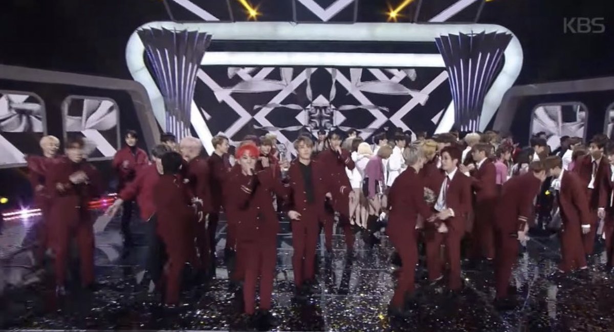 그 유명한 데뷔시기 비슷하고 서로 친하다는 버건디 군단(아스트로 세븐틴 몬스타엑스) 관계를 두루두루 뛰어다니는 엔시티 멤버가 18년도  팀합류로 엔시티가 된 정우라는 것까지 신기하다.