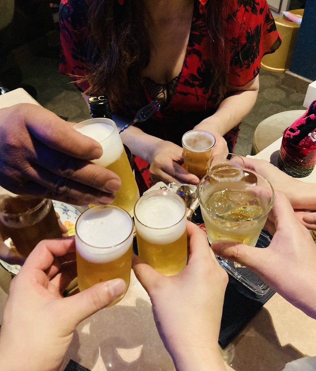 量産型のS男性やM女とは比べ物にならないパイセンや肉便器たちと乾杯してるお🍺 https://t.co/S1NU44cSHH