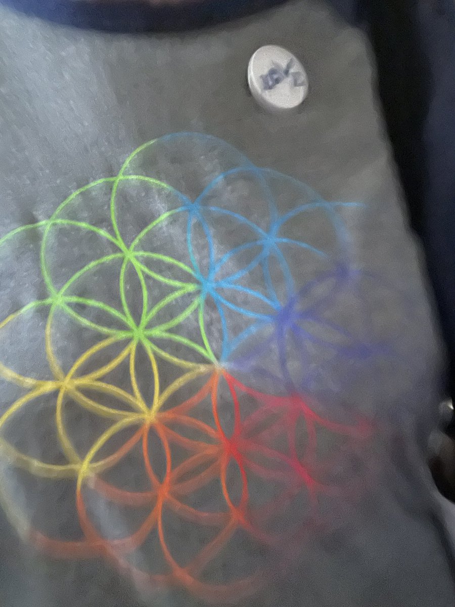 ysachris's tweet image. hello @coldplay ready for the show 🌙💛🎶 don’t forget #LHandSign 🙏🏼