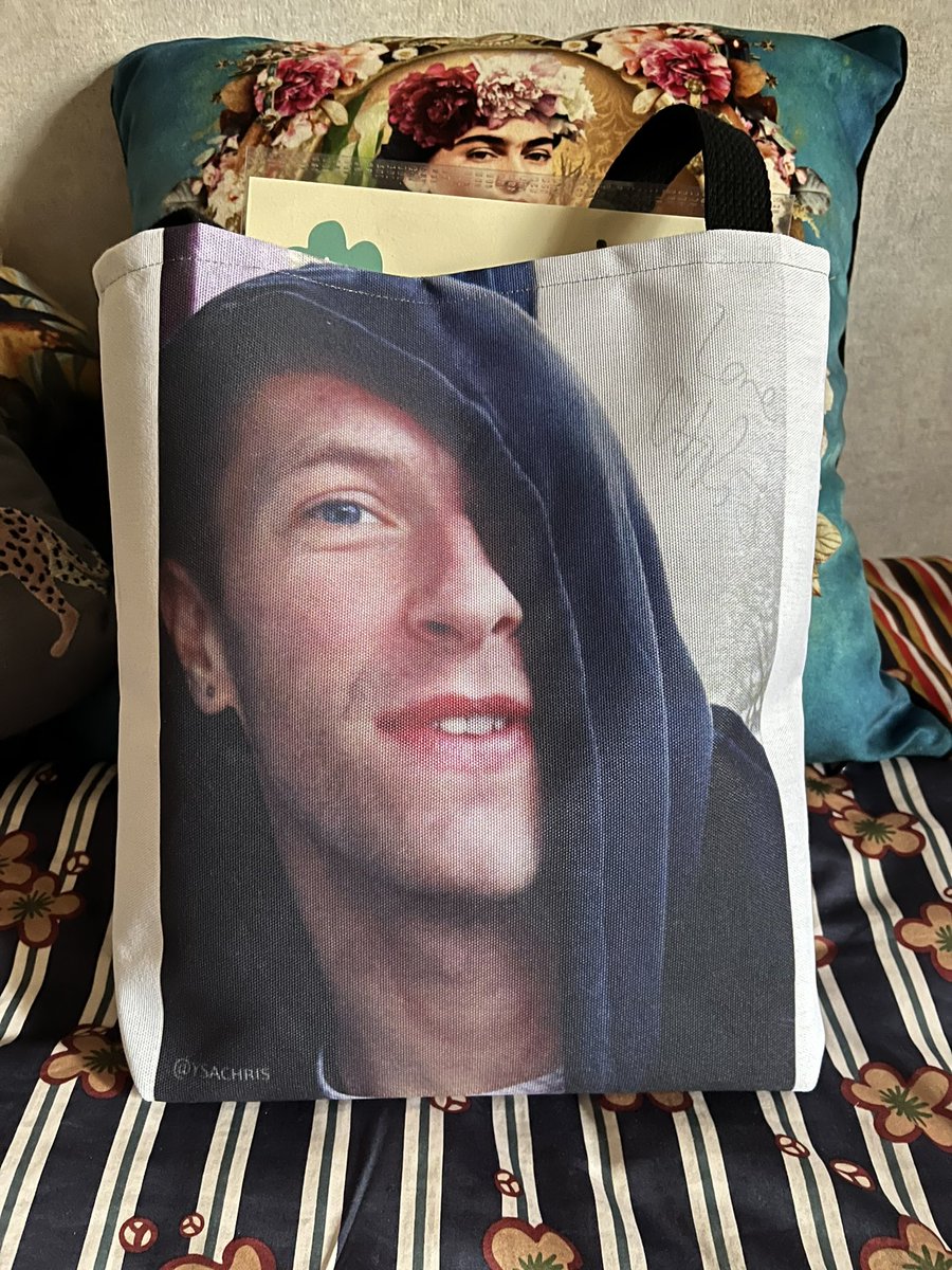 ysachris's tweet image. hello @coldplay ready for the show 🌙💛🎶 don’t forget #LHandSign 🙏🏼