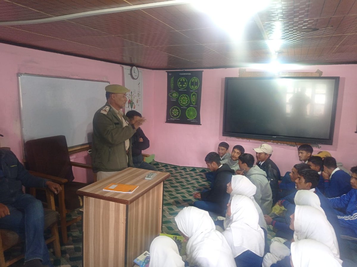 Awareness programmes regarding the three new criminal laws was conducted by the PS Drass, PS Zanskar, PS Wakha, PS Panikhar and PP Rangdum  at various schools today.
@ADGP_Ladakh <a href="/DIPR_Kargil/">DIO Kargil</a> <a href="/Kargil_Today/">Kargil Today Official</a>