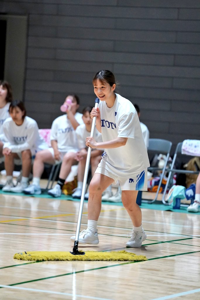 aoakadaisuki's tweet photo. モッパーが可愛すぎて🤭
選手がダイブする度に真唯ちゃんが拭きに来るの期待してTOTOベンチ観ちゃいました🤣
#日本社会人バスケットボールリーグ
#SBL2
#TOTO #TOTO茅ヶ崎 #🚽
#木村真唯 選手 https://t.co/SxLBWvsB2d