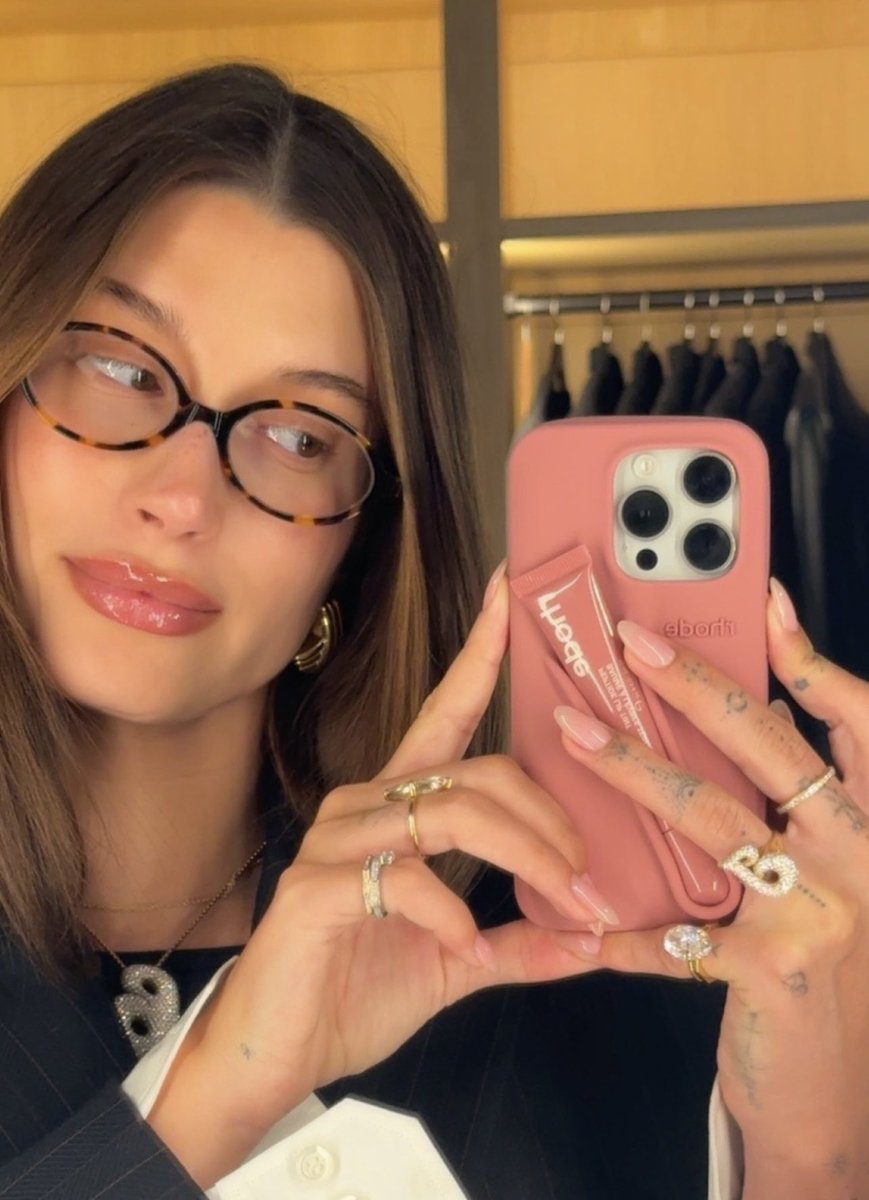 Never knew how awesome it was to have your lip gloss on your phone did ya? 😜