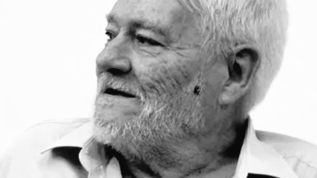 "Detrás, siempre detrás, y de repente,
hay un oro puntual, una hora exacta
derrochando esplendor entre las rejas
de este impreciso funeral de instantes."

Armando Rojas Guardia

Venezuela, 1949 - 2020