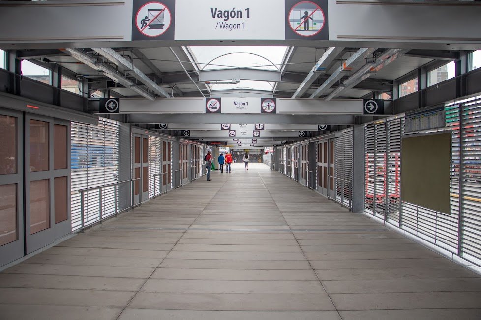 idubogota's tweet image. 🚨👏¡#BuenasNoticias usuarios de @TransMilenio! La estación de #Ricaurte ha sido ampliada para mejorar el servicio, ahora también permite el desembarque de buses biarticulados. ✨