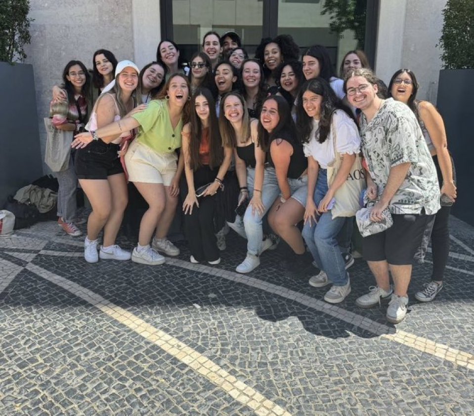dailyLAPinnock's tweet photo. Leigh-Anne with fans in Lisboa today! 🇵🇹 https://t.co/IAvMHfrDbE