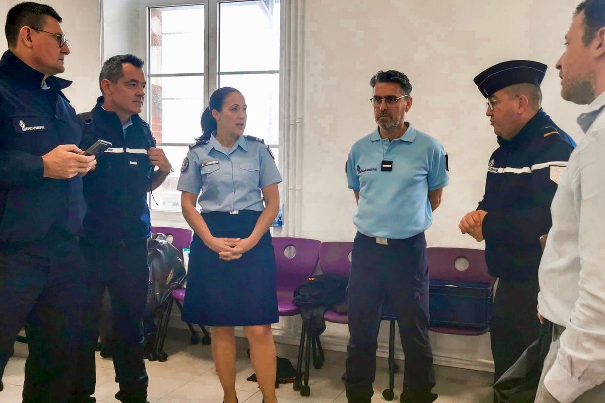 PorteparoleGN's tweet photo. 💡 La @Gendarmerie compte 7️⃣0️⃣0️⃣ enquêteurs environnement de niveau 3.

Hier, 40 de ces experts achevaient leur #formation.
🎯Objectifs:
👉Approfondir leurs connaissances (trafic de déchets, pollution, dopage…)
👉Savoir diriger ces enquêtes spécifiques
👉Conseiller les autorités https://t.co/BfIIhsZF9R