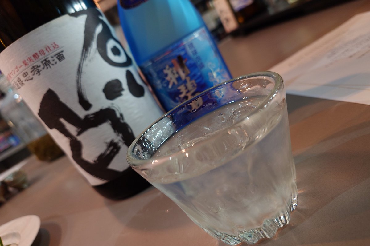 flying_drunkard's tweet photo. いただきまーす🙏🍴
那覇 壺屋「A STAND」
・泡盛サングリア(シークヮーサー&ゴーヤー&ミント)
・紺碧 5年貯蔵古酒 25度
・マンゴー果実酵母仕込 忠孝原酒 44度
・本マグロ&メバチマグロ刺身
泡盛倉庫元店主比嘉さんが週末中心にLIQUID THE STOREで営業するお店
#ASTAND #立ち飲み #泡盛 #飯テロ #ツイッター晩酌部 #Twitter晩酌部 #酒場放浪記 #沖縄