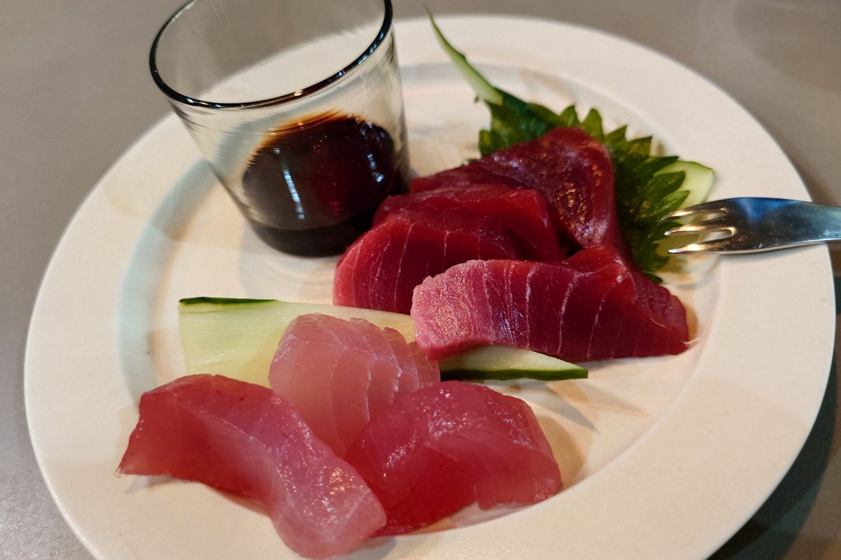 flying_drunkard's tweet photo. いただきまーす🙏🍴
那覇 壺屋「A STAND」
・泡盛サングリア(シークヮーサー&ゴーヤー&ミント)
・紺碧 5年貯蔵古酒 25度
・マンゴー果実酵母仕込 忠孝原酒 44度
・本マグロ&メバチマグロ刺身
泡盛倉庫元店主比嘉さんが週末中心にLIQUID THE STOREで営業するお店
#ASTAND #立ち飲み #泡盛 #飯テロ #ツイッター晩酌部 #Twitter晩酌部 #酒場放浪記 #沖縄