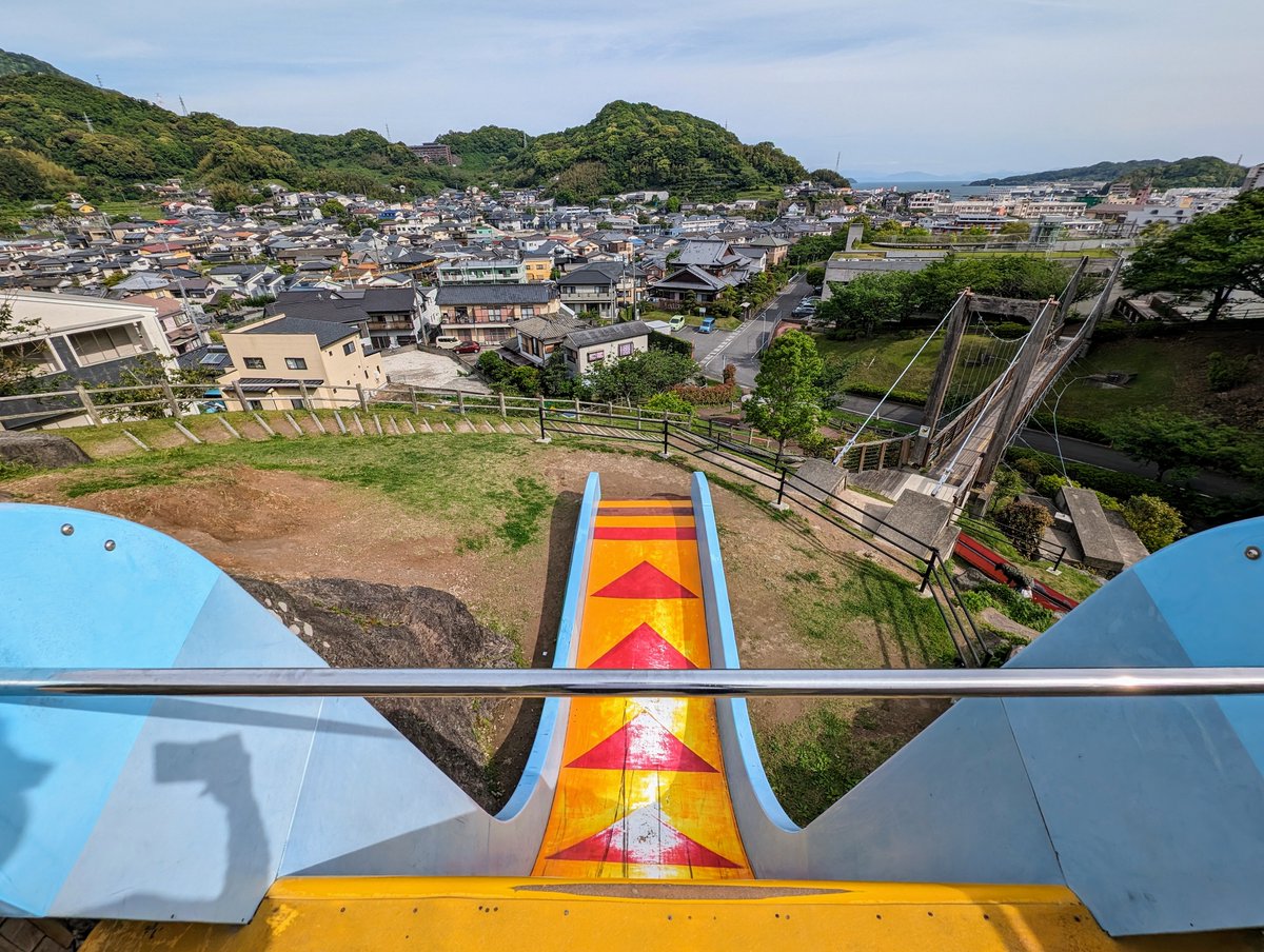 長崎県時津町の文化の森公園には、かなりエグい角度のすべり台があった