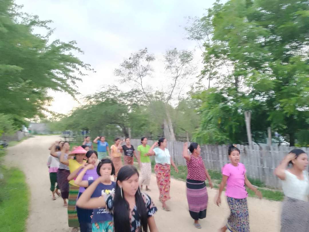 Yesterday at sunset in the Sagaing Region, the Villages of Northern Yinmarbin Strike Column held an anti-military dictatorship protest, displaying the All Burma Federation of Student Unions flag.

#SagaingProtest
#2024Jun22Coup
#WhatsHappeningInMyanmar
