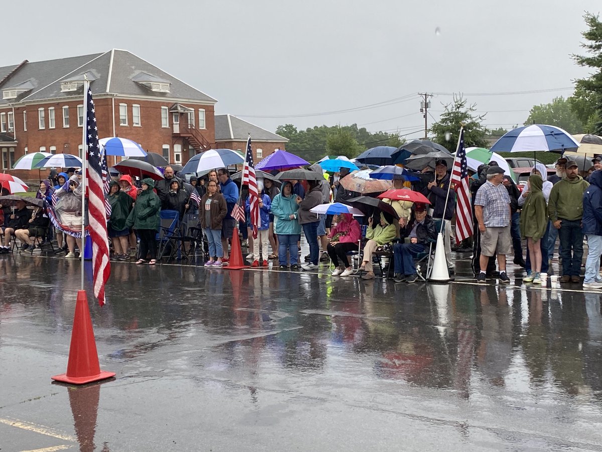 jlotemplio's tweet image. The rain did not keep the North Country Honor Flight crowd away this morning #thankyouforyourservice