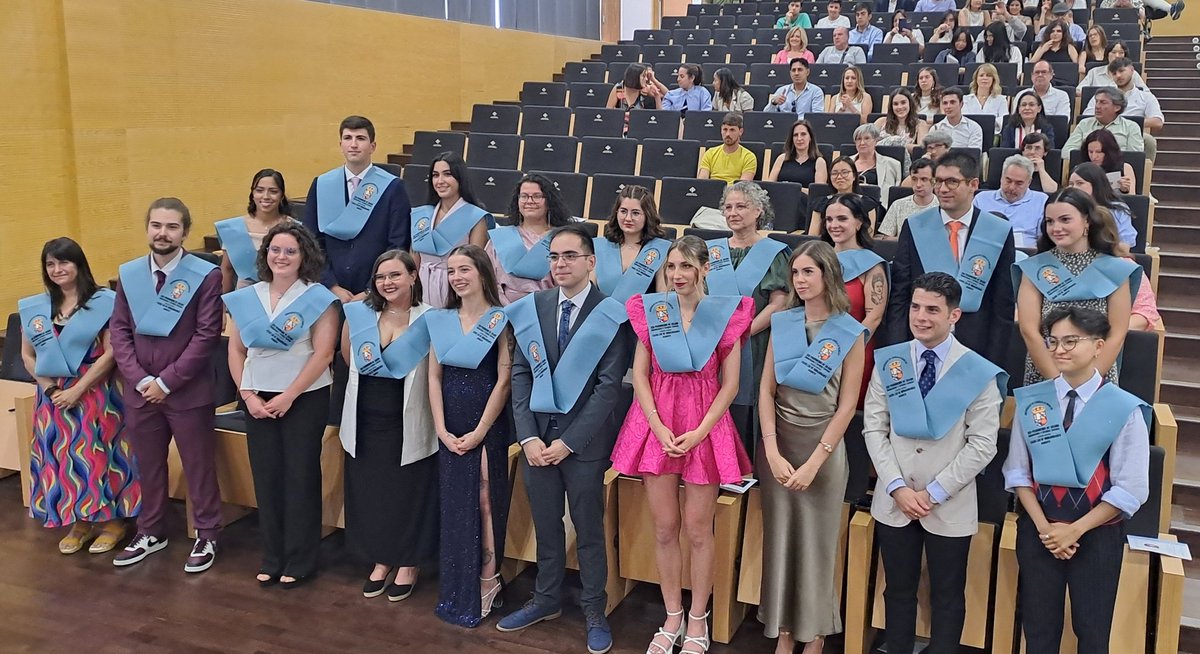 Gracias a todos por haberme elegido para impartir la lección magistral en el acto de graduación de la XIII promoción de Humanidades y Estudios Sociales.
¡Enhorabuena por los logros conseguidos! Os deseo lo mejor para la etapa que comenzáis ahora.
