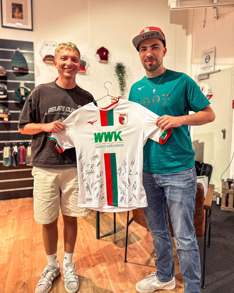 fca_eSports's tweet image. Gut was los beim #BeatThePro mit @yannic0109 im Flagship Store von #BavarianCaps! ✌️ Bis zum nächsten Mal! 🎮

#FCAeSports