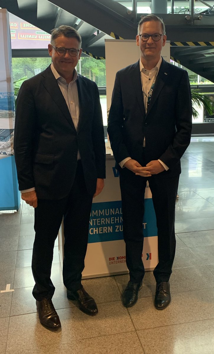 Vielen Dank an Ministerpräsident ⁦<a href="/BorisRhein_cdu/">Boris Rhein</a>⁩ für den Besuch am Stand der ⁦⁦<a href="/VKUonline/">VKU</a>⁩ Landesgruppe Hessen beim CDU-Landesparteitag in Wetzlar.