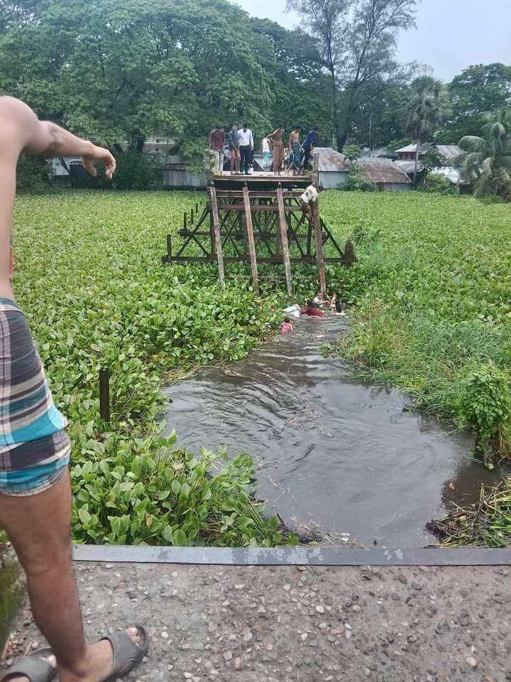 সেতু ভেঙে মাইক্রোবাস খালে, ১০ বরযাত্রী নিহত