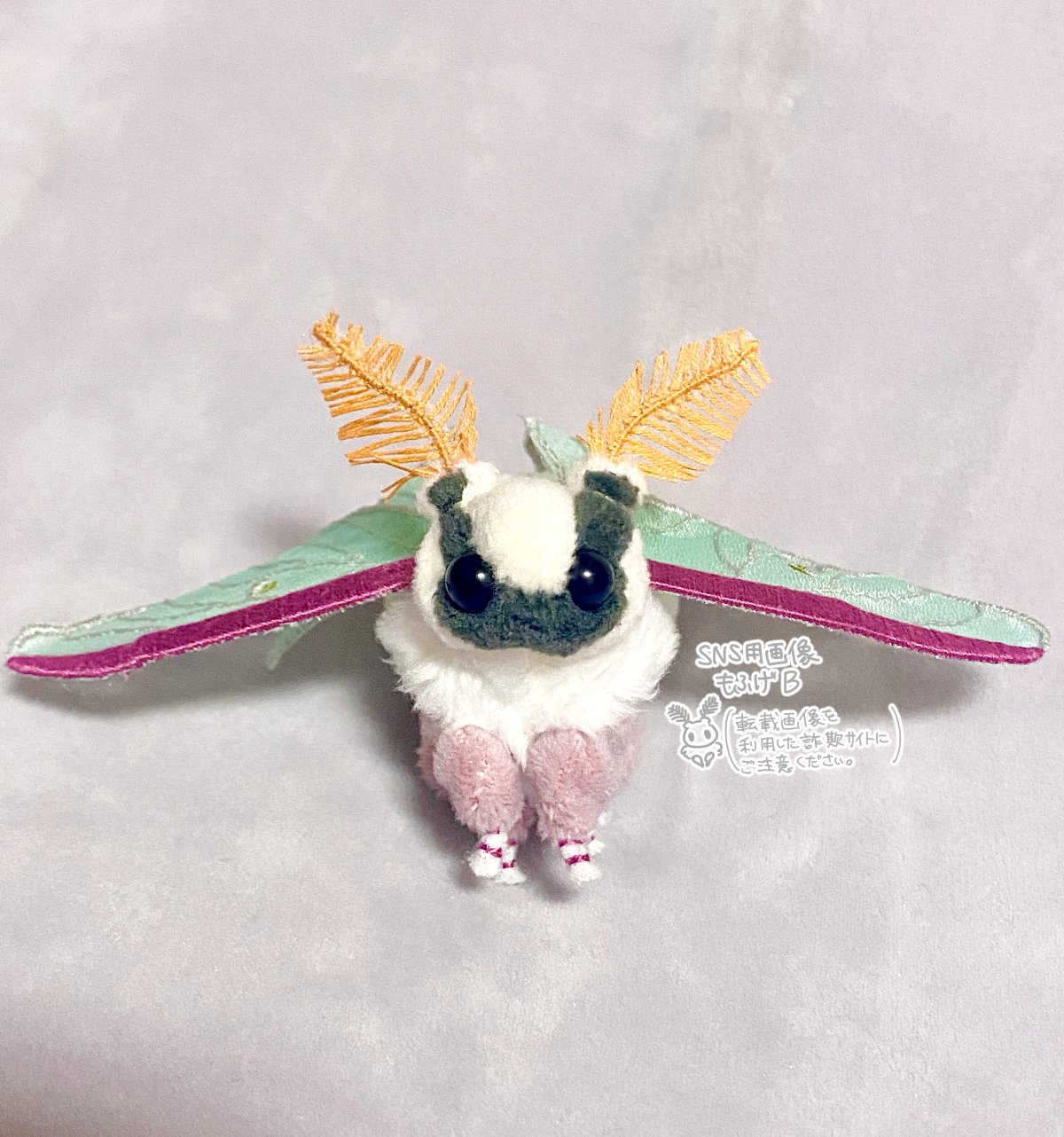 カイコガの小さなぬいぐるみ　刺繍羽・寝そべりver. 受注生産】カイコガの小さなぬいぐるみ 寝そべりver. - もふげ屋