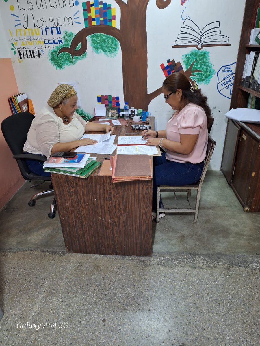 yraniaort's tweet photo. CDCE Municipio Plaza, el día de hoy viernes 21/06/2024 en los espacios de la UEP Vicente Emilio Sojo de llevó a cabo  revisión de notas certificadas de quinto año por parte del firmante Designado Profe Yrania Ortiz. https://t.co/xLb6sG0r9t