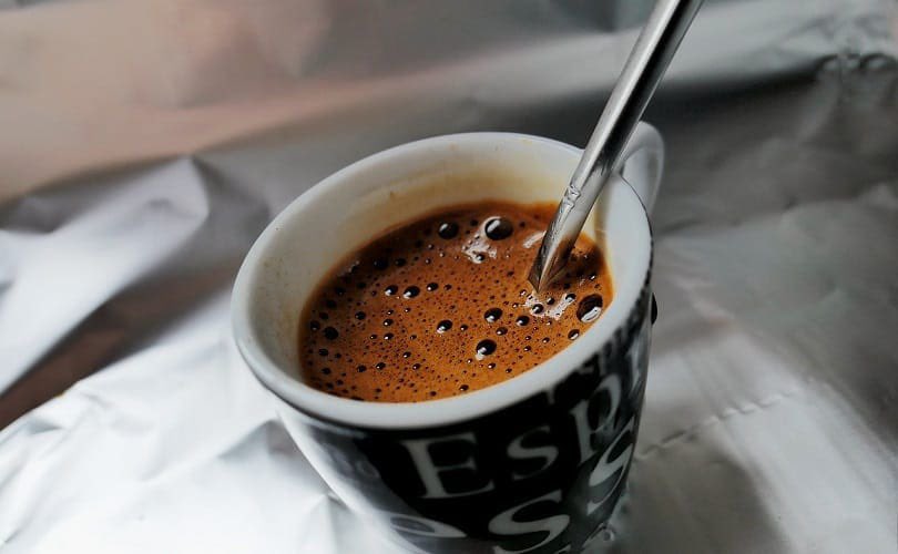 HealthyFaisal's tweet photo. اللي يشربون قهوة يعيشون أطول!

القهوة (السوداء) من ألذّ وأصح الأشياء اللي ممكن تستهلكها وتساعدك طول عمرك. بعلّمكم عظمتها علميًّا، وكيف تستخدمها بطريقة تفيدك.. وكيف تقلّل من أعراض الكافيين المزعجة. طبعًا قهوة بدون مايكروبلاستيك عالي.

شرب كوبين إلى ثلاثة أكواب قهوة (سوداء) يوميًّا مرتبط بزيادة العمر المتوقّع، ونسب أمراض قلبيّة ونفسيّة أقل وتقليل نسب الاضطرابان المعرفيّة (مثل الزهايمر). العجيب هو إن الكافيين ليس فقط يُحفّز إفراز الدوبامين، بل يزيد من كثافة المستقبلات للدوبامين = تستلذً أكثر بإفراز بسيط للدوبامين.. فلذلك نجد من يدمن القهوة مع المحادثة، القهوة مع العمل، القهوة مع النيكوىًين.. كلها لأن الكافيين ليس مُحفّز إفراز فقط.. بل طريقة عمله معقّدة وعظيمة.

علاقات تزامنيّة مثيرة للاهتمام:
- القهوة المطحونة — ٢٧٪ مرتبطة بإنخفاض بمتسبّبات الوڤـاة الكلّيّة (all cause mortality)
- قهوة لحظيّة (سريعة تحضير) — إنخفاض بنسبة ١١٪.
- توجد علاقة تزامنيّة بين شرب القهوة السوداء وانخفاض أعراض الاكتئاب.

قد تسألون: لماذا قهوة سوداء، لماذا ليست شاي؟ لاتيه؟ ماتشا؟ متّة؟ حبوب كافيين؟ وغيرها.. هذا بسبب إن الدراسات معظمها على القهوة السوداء، غالبًا اختلاف شكل الاستهلاك لن يؤثر كثيرًا.. بل نظريًَا قد يكون أكثر فائدة. إلَا لمن يشرب القهوة بمُحلّيات كثيرة وأنواع حليب مختلفة.. انتبه لتفاصيل المكوّنات التي تستهلكها وسعراتها.

نصائح لتحسين استهلاكك للقهوة:
1. لا تشربها خلال أول 60-90 دقيقة من استيقاظك، في هذه الفترة تعرّض لبعض من أشعّة الشمس واعمل روتين صباحيّ بسيط. لِمَ؟ بسبب طريقة عمل الكورتزول، ارتفاعه صباحًا بعد الاستيقاظ لا محالة سيحدث إذا تعرضت لإضاءة.. فالكافيين لن يؤثر كثيرًا عليك/سيسبب آثار مزعجة؛ فالأفضل تنتظر وقت هبوط مستوى الكرتزول.. وهو يبدأ بعد 60-90 د من الاستيقاظ.
2. حاول أن تتوقّف عن استهلاكها 10 ساعات قبل موعد النوم حتّى لا يخفّض من صحّة نومك = مشاكل عويصة على المدى البعيد. ايه، 10 ساعات. لو شاي، تقدر توقّف 8 ساعات قبل موعد النوم بسبب انخفاض الكافيين.. لو بري ورك اوت (مكمّل للنادي) لازم 12 ساعة قبل وقت النوم ماتستهلكه بسبب جرعته العالية.
3. في حال إن القهوة تسبّب لك قلق/رجفة/خفقان، انتبه للجرعة وحاول تقلّلها.. وفيه مكمّل غذائي رهيب ممكن يساعدك للغاية— اسمه (L-Theanine) وهو حمض أمينيّ فقط موجود في الشاي الأخضر والدراسات على مستوى أمانه رائعة جدًا ولمعظم الفئات العمريّة والجرعات لاستهلاكه تكون 200-800مج حسب الحاجة.. وكالعادة مع أي مُكمّل، استشارة طبيبك + البدء بأقل جرعة هو المنهج المطلوب. إل ثيانين غيّر حياتي شخصيًّا، وغيَر حياة كثيرين.. يحسّن التركيز. وبنفس الوقت يقلل القلق الجسديّ (رجفة/خفقان) وكذلك يحسّن من جودة النوم! قد تتسائل كيف يحسّن من التركيز وهو يساعد بجودة النوم، هذا لأن طريقة زيادته للتركيز ليست مثل باقي المنبّهات.. فهو لا يزيد النشاط. فقط التركيز. آخذه شخصيًّا مع كوب قهوة الصباح، ولو بآخذ بعدها بساعتين/ثلاثة كوب إضافي آخذ جرعة أخرى، وقبل النوم مع الماغنيسيوم يحسّن من جودة نومي بشكل خيالي.