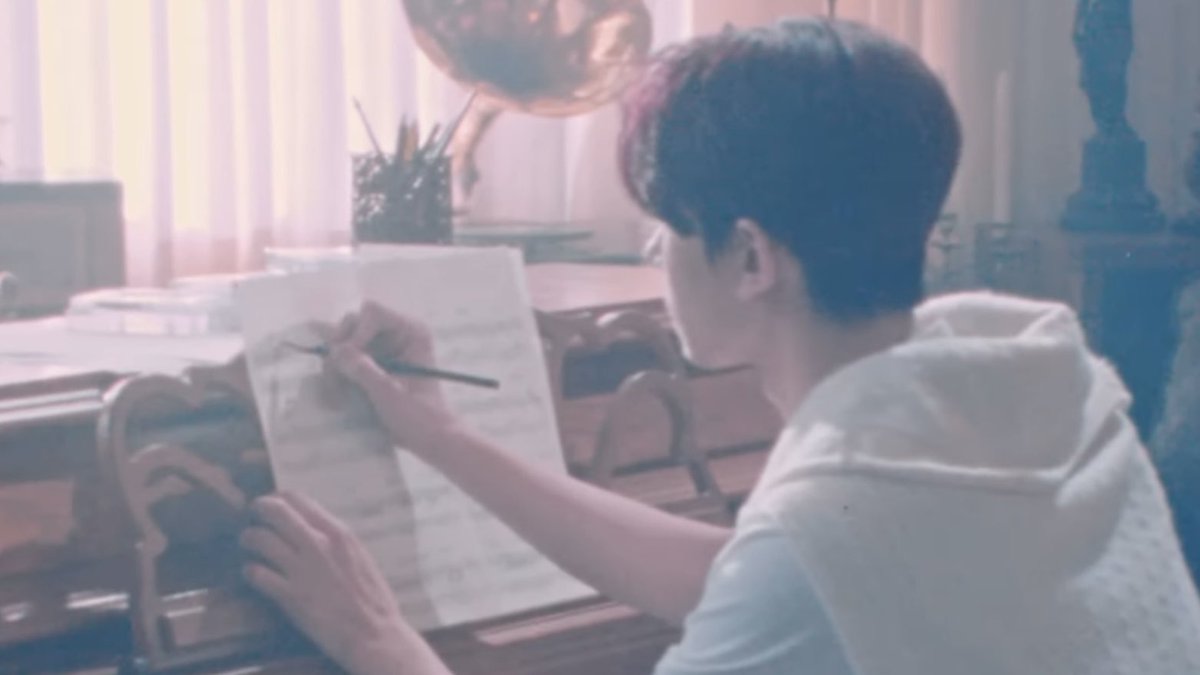 wshseung's tweet image. heeseung with piano 🥺🫳🏻