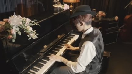 wshseung's tweet image. heeseung with piano 🥺🫳🏻