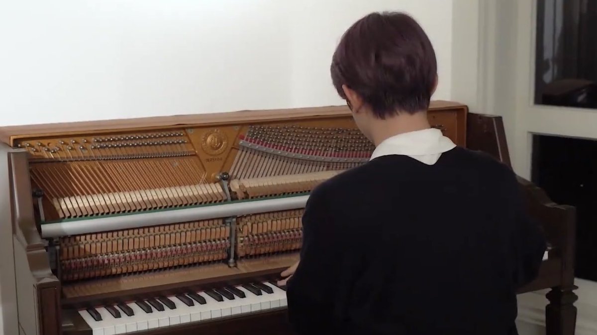 wshseung's tweet image. heeseung with piano 🥺🫳🏻