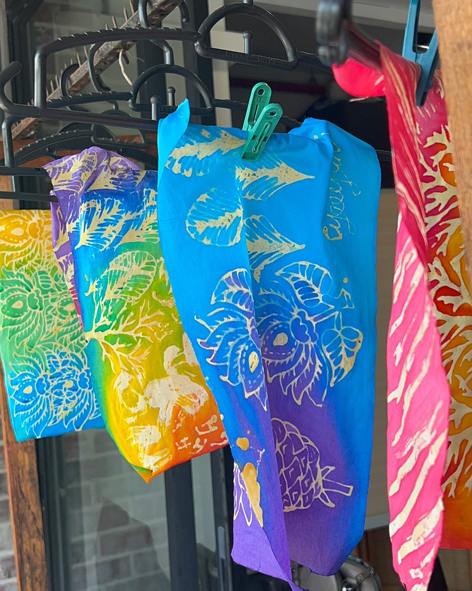 Throwback to our ESG event for corporate companies 💃🤗 collaborate with us and have a chance to create your own batik! #sustainable #batikboutique #batikworkshop #kl #malaysia #batik